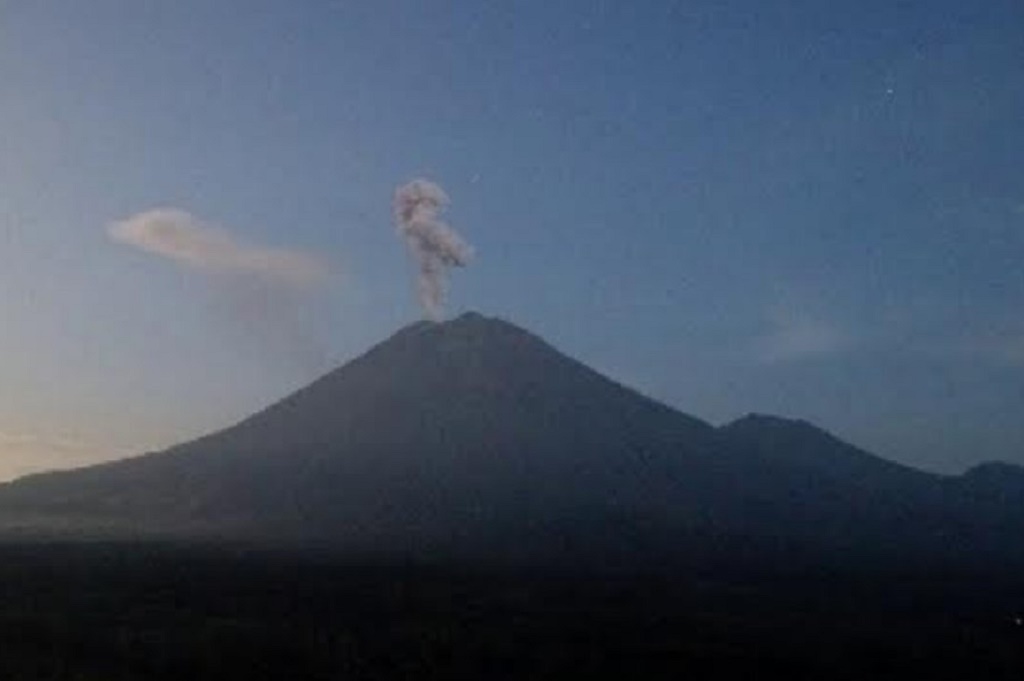 Gunung Semeru Erupsi Keluarkan Abu Vulkanis Setinggi 1 Km, Status Level II Waspada