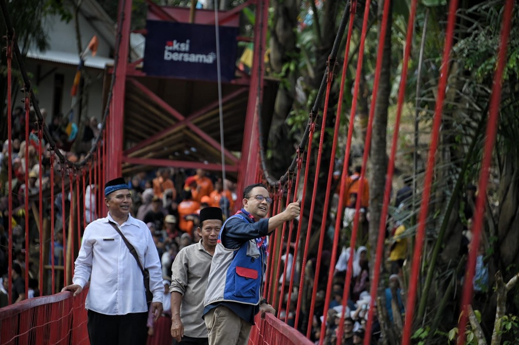 Cerita Anies Pilih Perbaiki Jembatan dengan Aksi Bersama, Tersentuh Dengar Kisah Pilu Warga