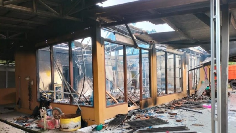 Mencekam! Kerusuhan di Lampung Tengah, Kendaraan hingga Rumah Lurah Dibakar