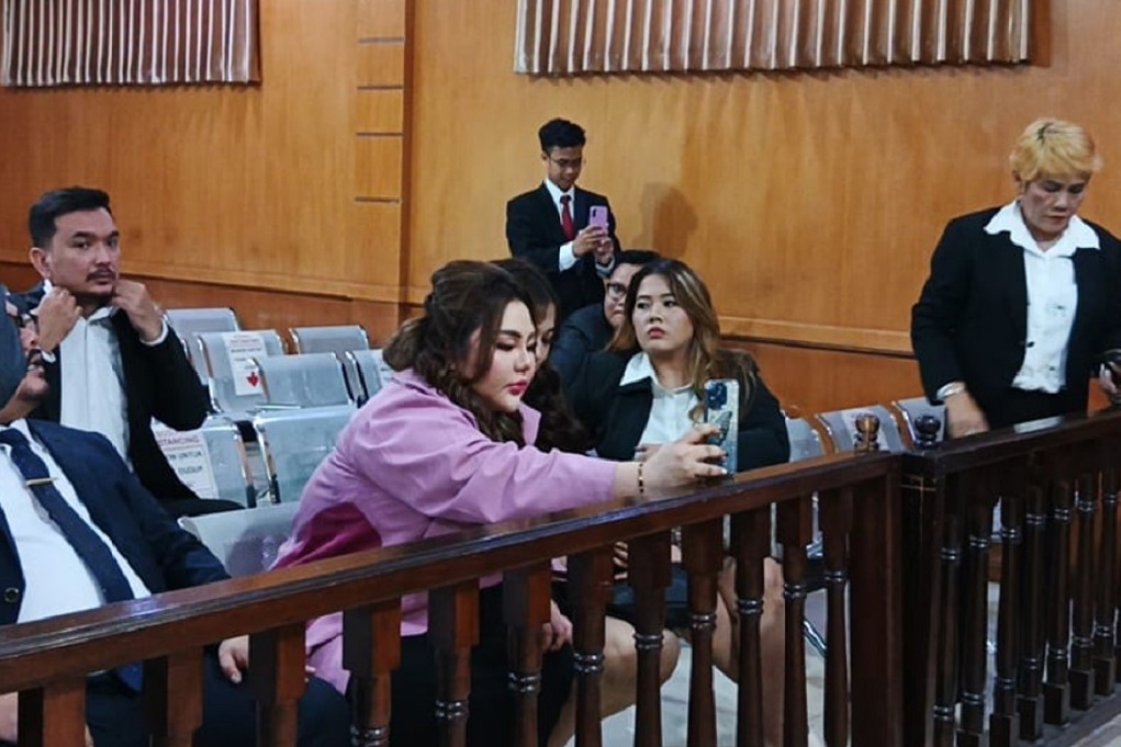Lisa Mariana Tampil Percaya Diri di Sidang Perdana, Ridwan Kamil Tak Hadir