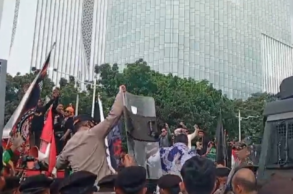 Sekretaris Ditjen Hubdar Kemenhub Disiram Air saat Temui Massa Demo Ojol