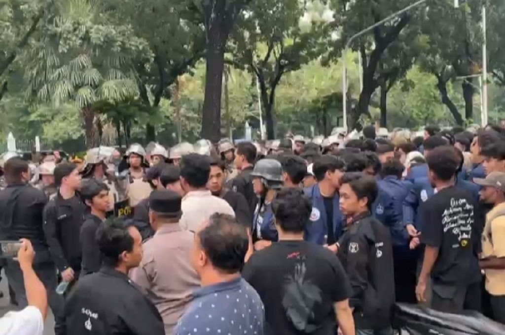Kronologi Demo Ricuh di Balai Kota Jakarta, Mobil Pejabat Sempat Diadang