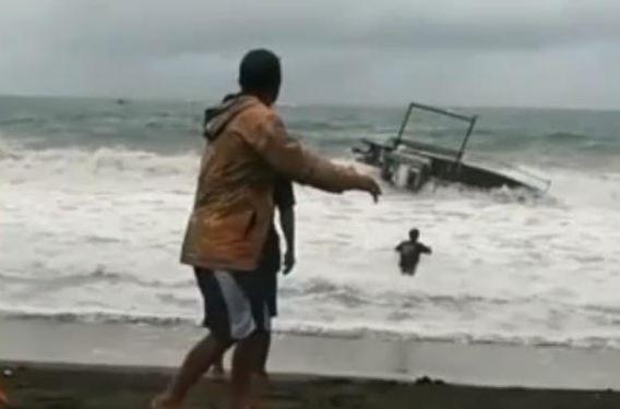 Perahu Nelayan Terbalik Dihantam Ombak di Pantai Nglolang Gunungkidul, 1 Tewas