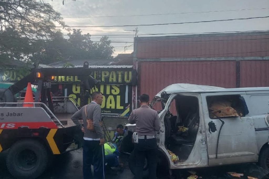Kronologi kecelakaan di Bandung, Grand Max Oleng Tabrak Colt Diesel Tewaskan 1 Orang
