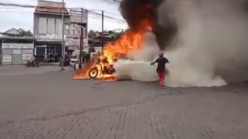 Motor Roda 3 Terbakar di SPBU Bangkalan Terekam CCTV, Pengendara Lain dan Petugas Panik