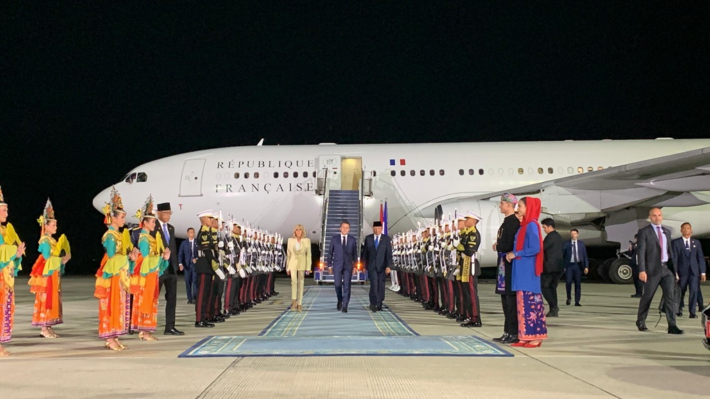 Presiden Prancis Emmanuel Macron Tiba di Indonesia, Disambut Menhan Sjafrie Sjamsoeddin