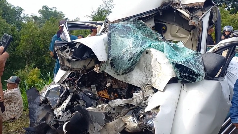 Kronologi Kecelakaan Maut di Probolinggo, Truk Tabrak Pikap dan Motor lalu Terguling ke Sungai