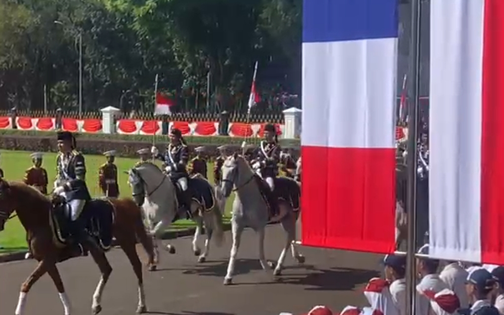 Presiden Prancis Emmanuel Macron Tiba di Istana Negara sambil Dikawal Pasukan Berkuda