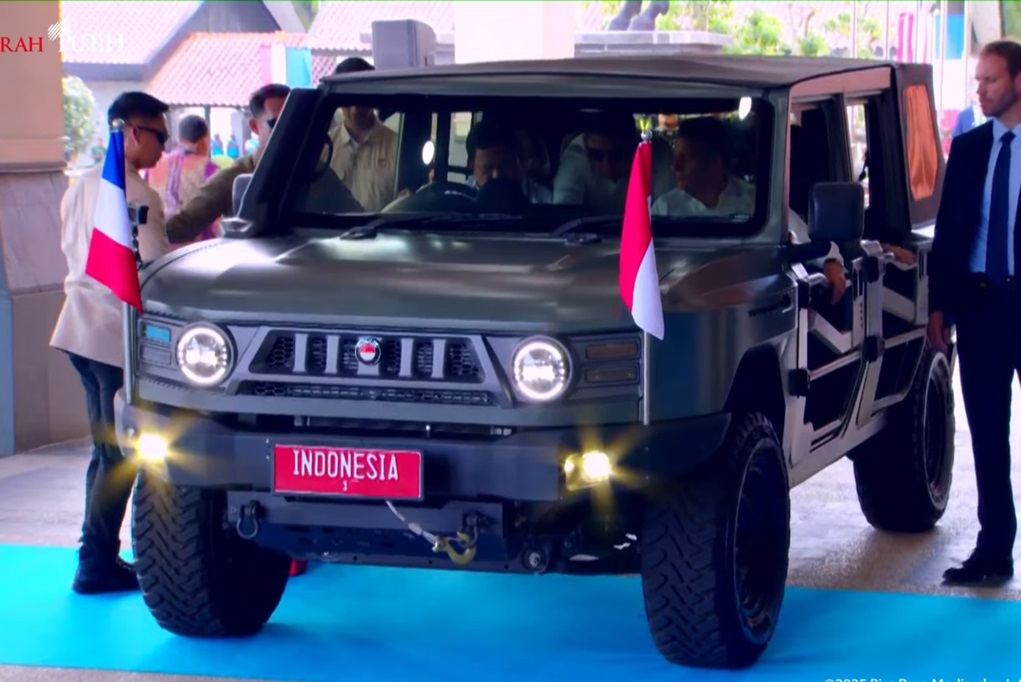 Prabowo Setiri Macron Naik Maung, Keliling Kawasan Akmil Magelang
