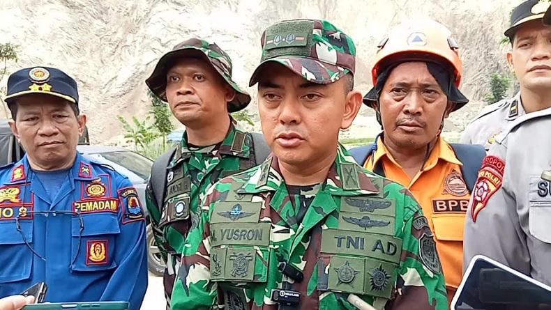 Evakuasi Korban Longsor Gunung Kuda Cirebon Dihentikan Sementara, Dilanjutkan Minggu Pagi