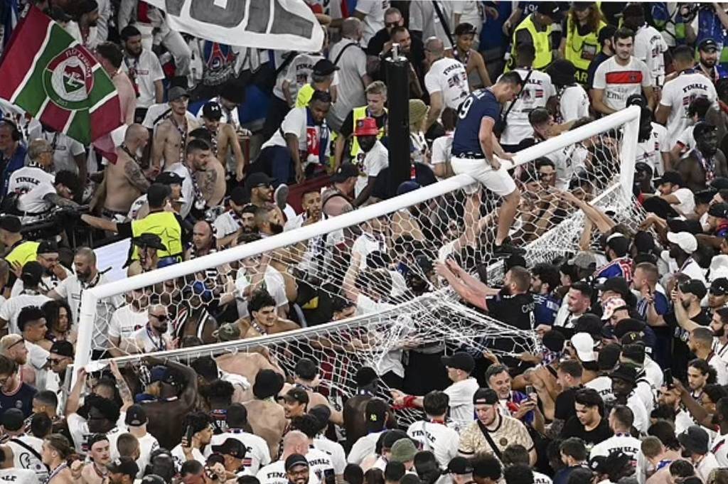 Ribuan Suporter PSG Potong Jala Gawang dan Cabut Rumput Stadion usai Final Liga Champions 2024-2025