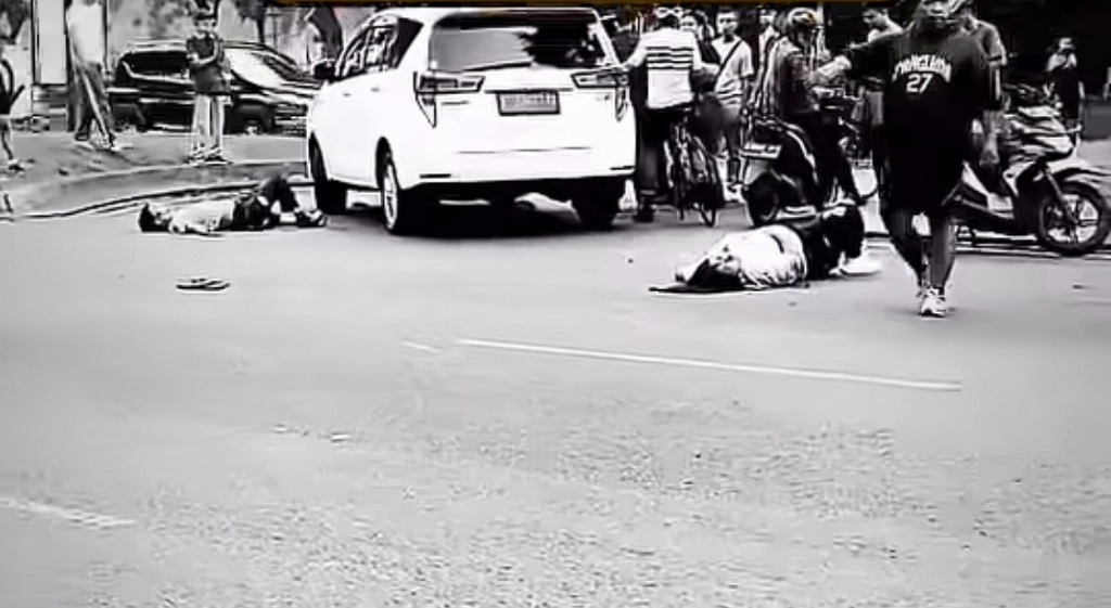 Viral Kecelakaan Motor vs Mobil di Bintaro, 2 Orang Terkapar di Jalan