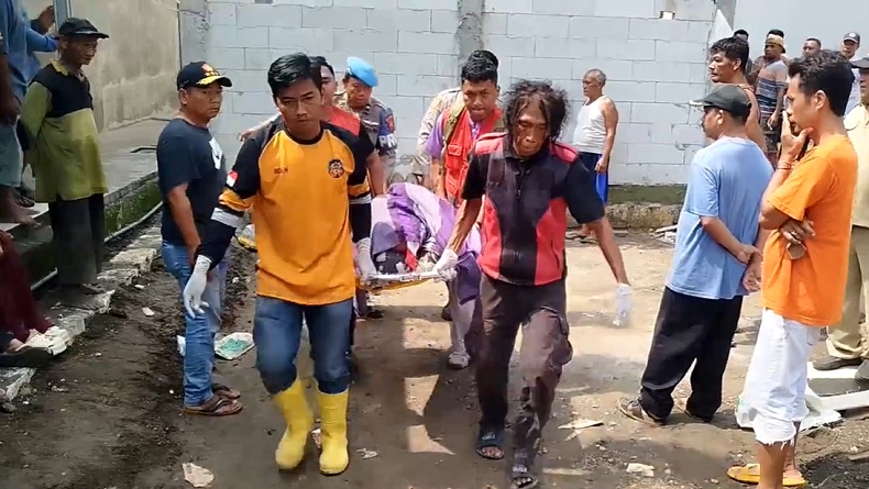 Tragis! Pekerja Bangunan Tewas Kesetrum di Mojokerto, Istri dan Anak Korban Histeris