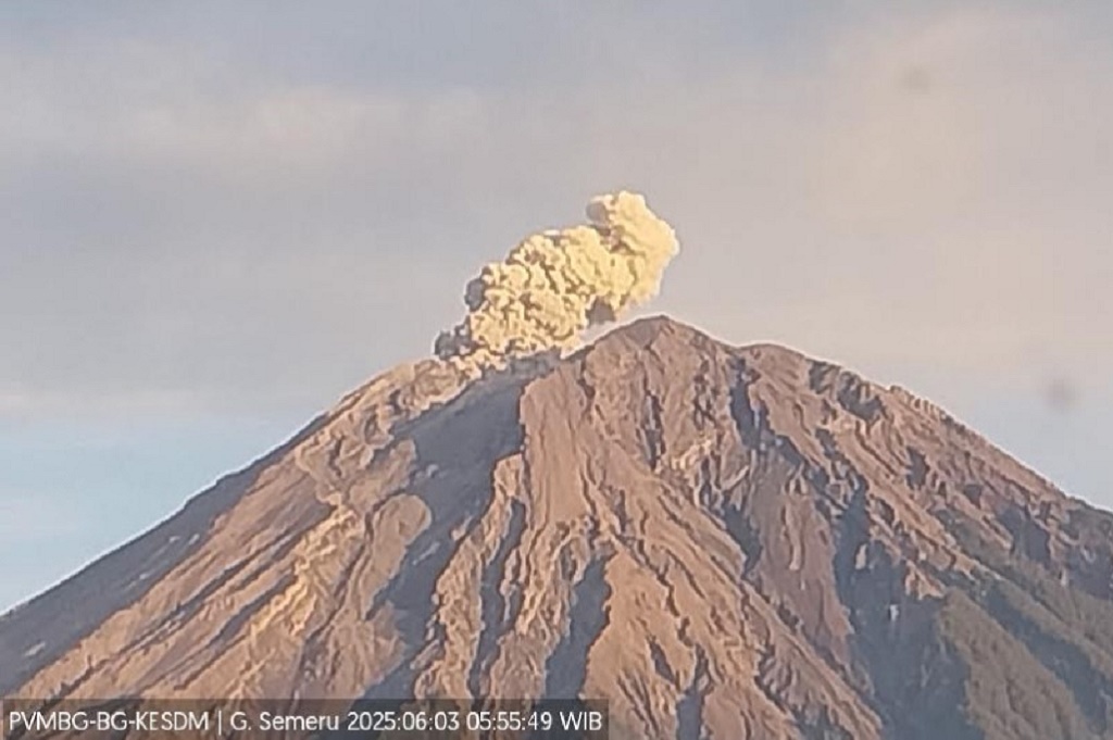 Gunung Semeru Erupsi, Muntahkan Abu Vulkanis Setinggi 1.200 Meter dari Puncak