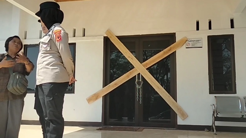 Buntut Dugaan Penyelewengan Anggaran, Kantor Desa Cibarengkok Cianjur Disegel Warga