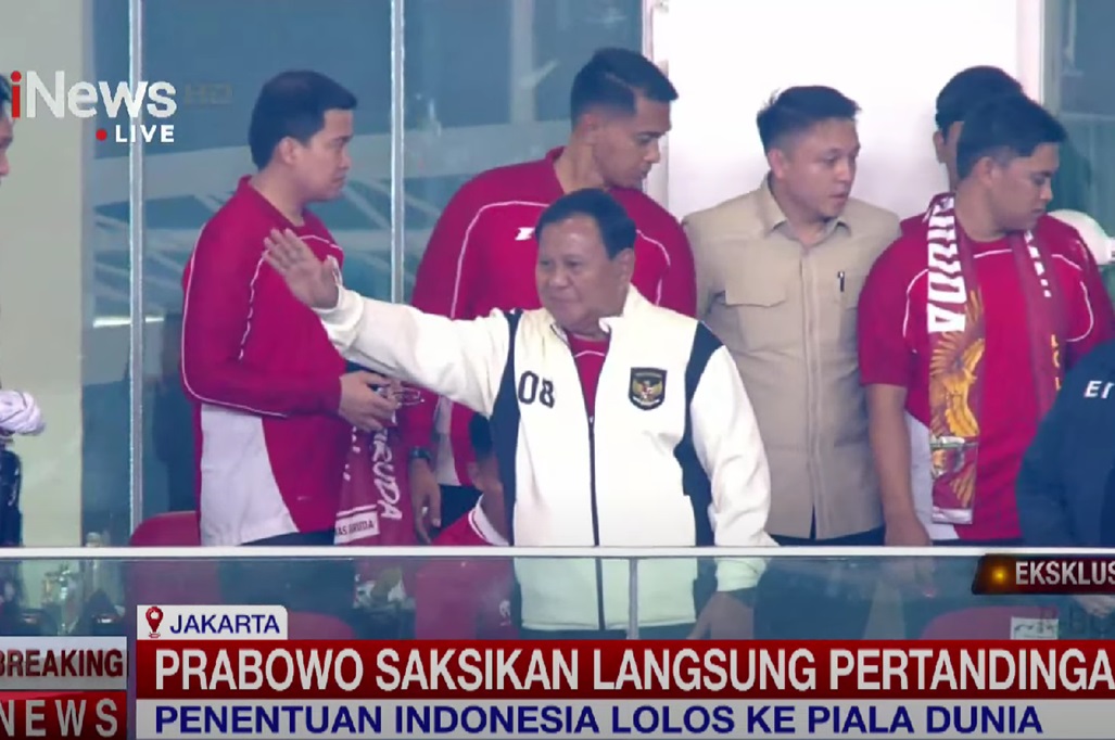 SUGBK Bergetar, Prabowo Ikut Nyanyi Rumah Kita Bareng Suporter Dukung Timnas