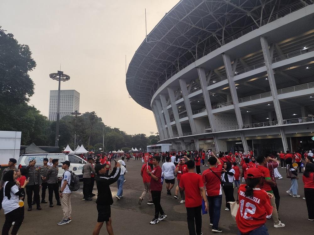 Lautan Merah Suporter Serbu SUGBK! Gegap Gempita Jelang Timnas Indonesia vs China