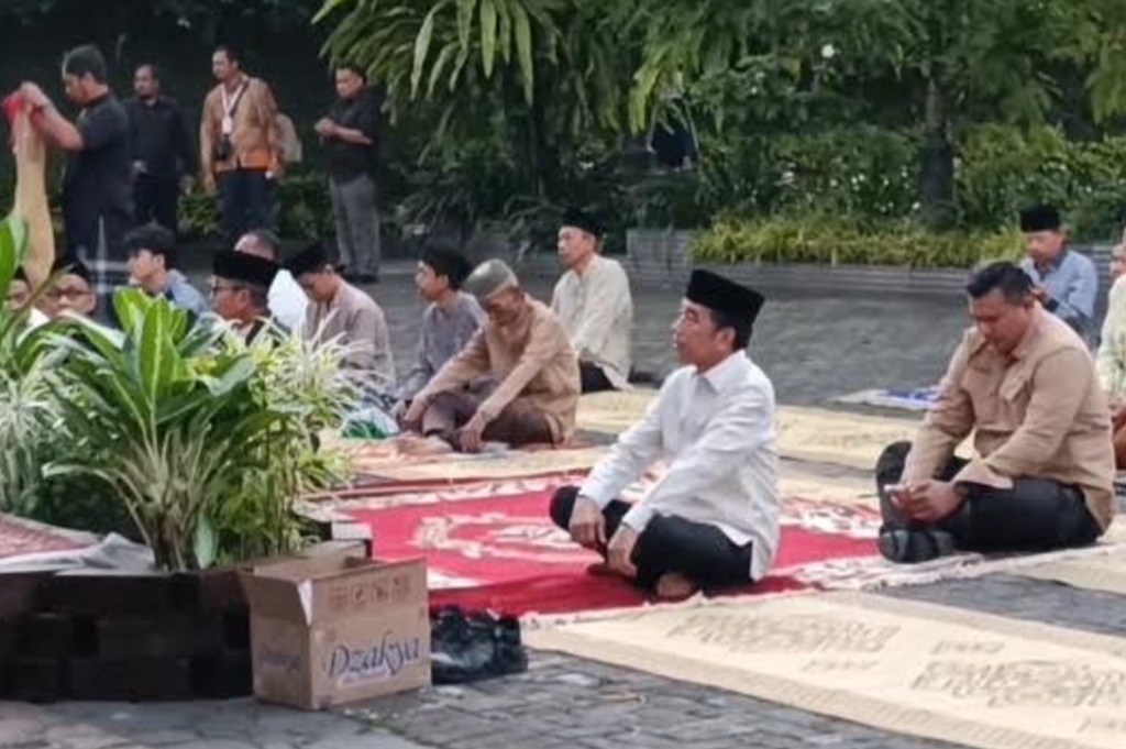 Jokowi Salat Iduladha di Graha Saba Buana Solo, Sempatkan Sarapan Bareng Warga