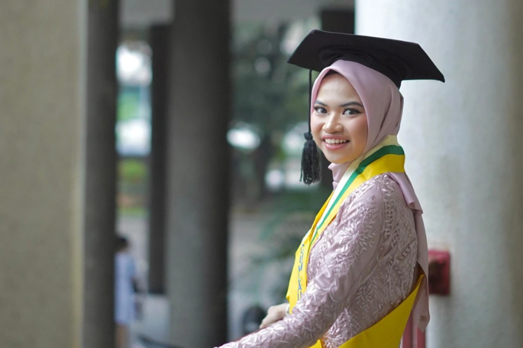 Kisah Inspiratif Mutiara Anindyana Wisudawan Termuda UGM Tahun Ini, Lulus Usia 19 Tahun