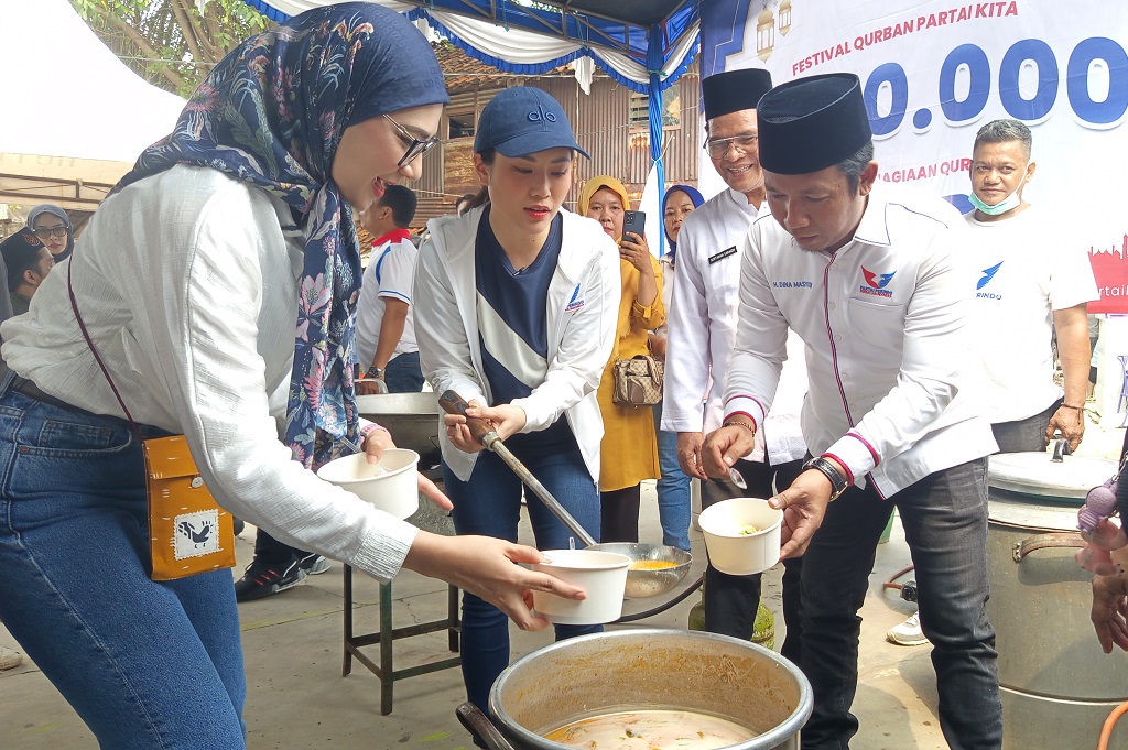 Angela Tanoesoedibjo dan Pimpinan DPP Perindo Berbagi Daging Kurban ke Warga Simprug