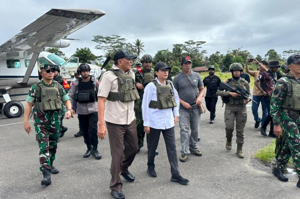 Pakai Rompi Anti-Peluru. Sjafrie dan Sri Mulyani Datangi Nduga Papua