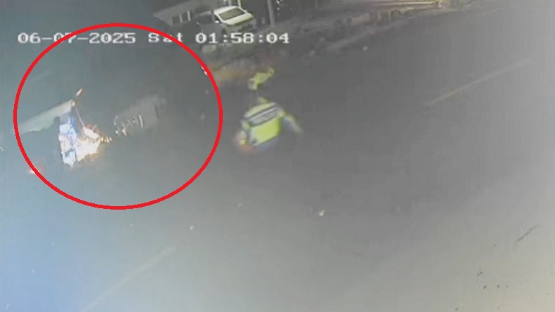 Detik-Detik 2 Mobil Polisi dan Ertiga Kejar-kejaran Berujung Kecelakaan Terekam CCTV