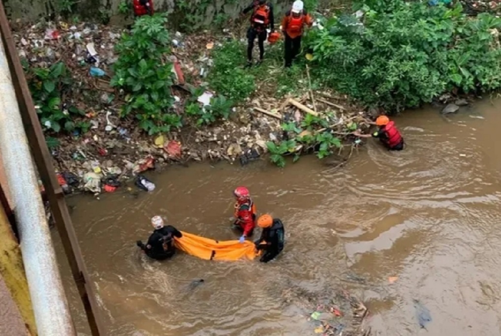 Tragis, Balita 1,5 Tahun Tercebur ke Sungai Kalibaru Depok Ditemukan Tewas