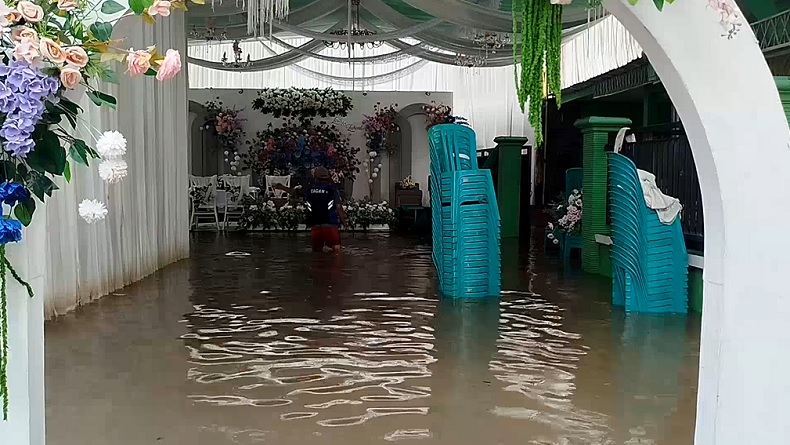 Banjir Rendam 6 Desa di Mojokerto, Pernikahan Warga Terpaksa Dipindah ke Area Masjid