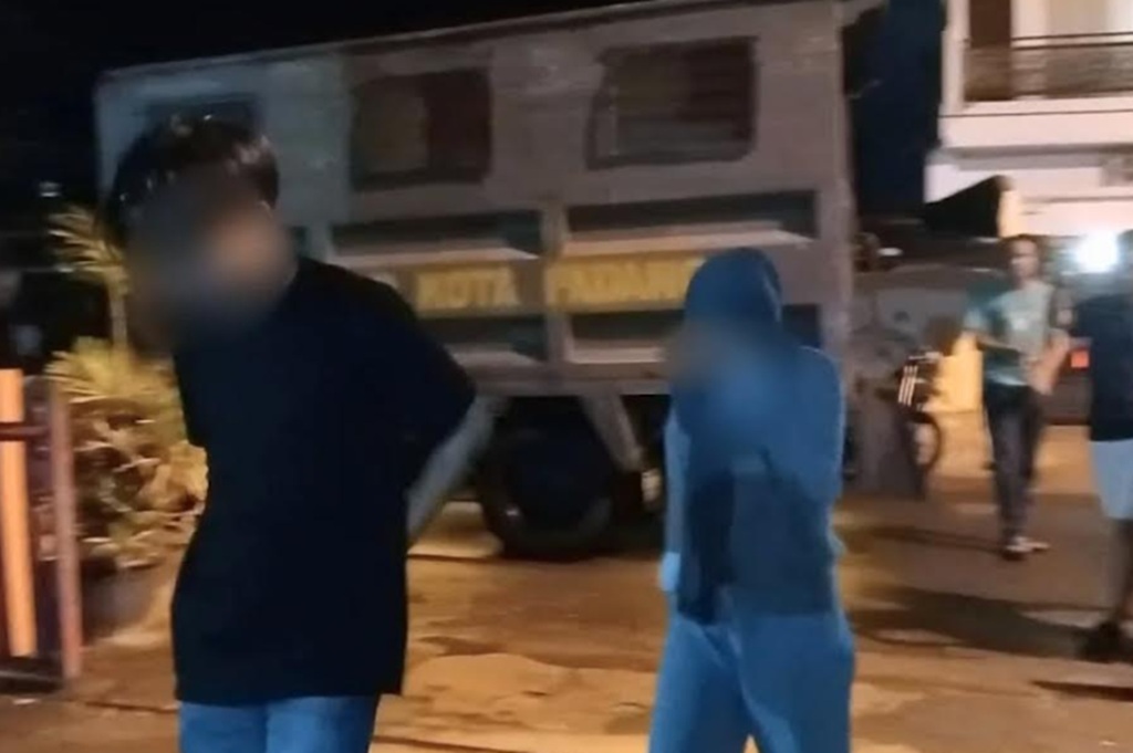 Tepergok Berpelukan di Tempat Gelap, Pasangan Kekasih di Padang Diamankan Warga