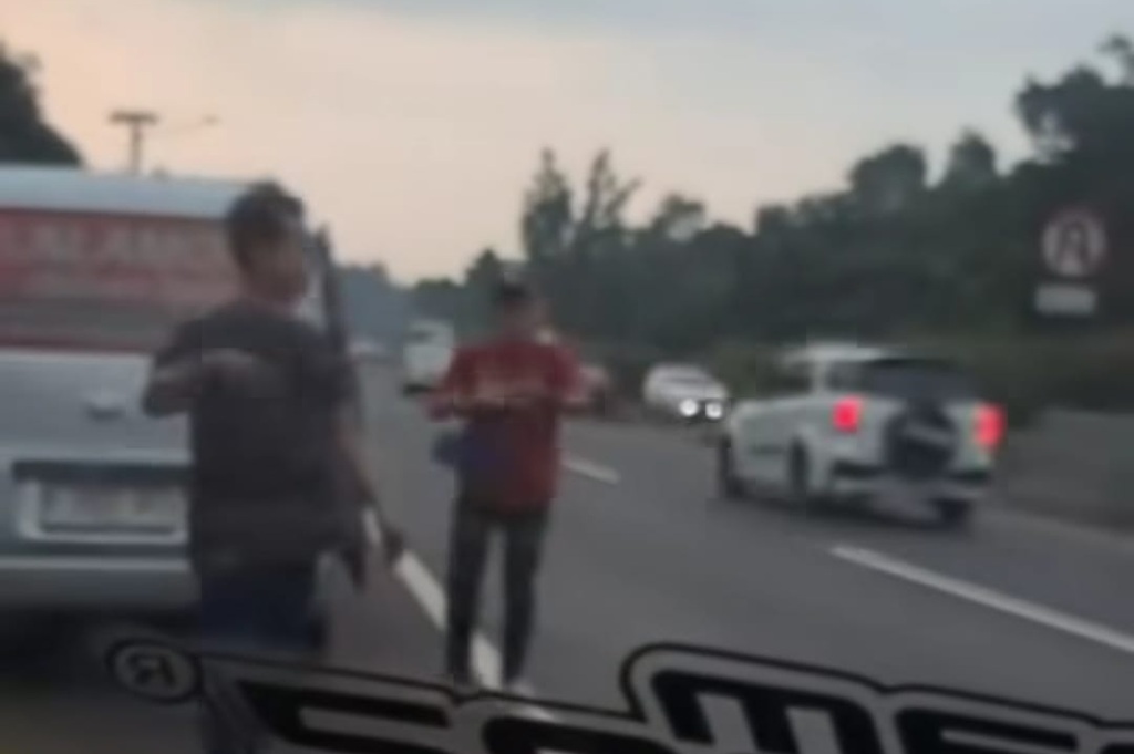 Aksi Koboi Sopir Gran Max di Tol Cipularang, Todongkan Pistol ke Pengendara Lain