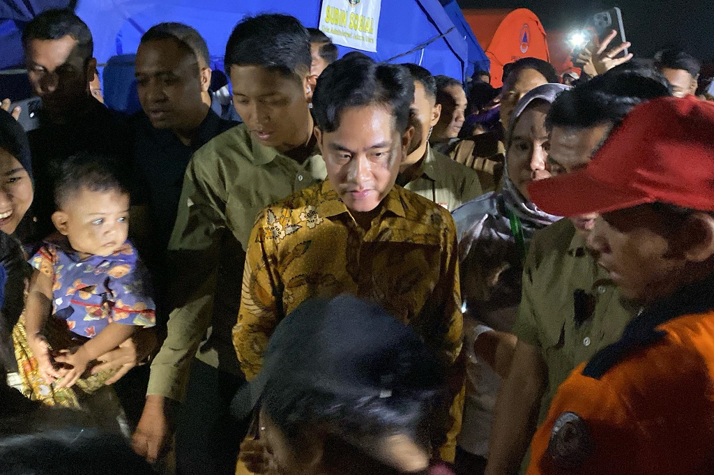Gibran Datangi Lokasi Pengungsian Kebakaran Penjaringan, Serahkan Bantuan