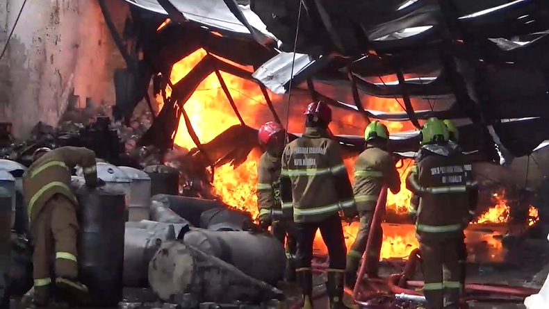 Gudang Penyimpanan Tiner di Makassar Terbakar Hebat, Petugas Kesulitan Padamkan Api