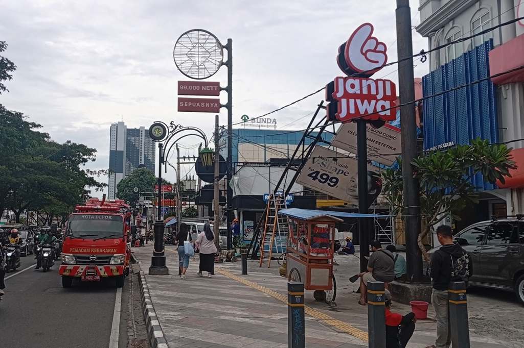 Angin Kencang Landa Depok, Reklame di Margonda Roboh Nyaris Timpa Mobil