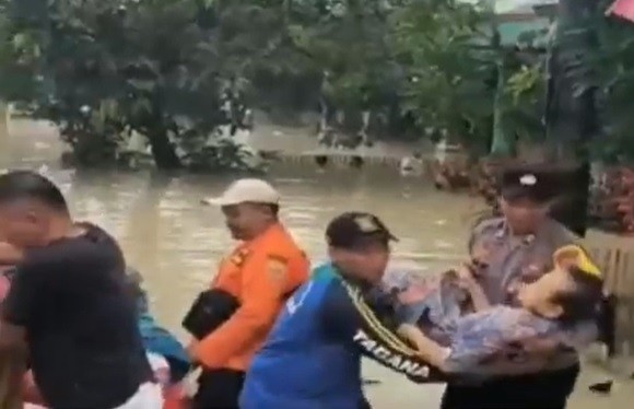 Banjir Luapan Sungai Renggong Rendam 110 Rumah di Grobogan, Lansia Dievakuasi