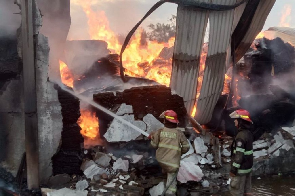 Kebakaran Gudang Tripleks di Bojongsoang Bandung, 7 Mobil Damkar Dikerahkan