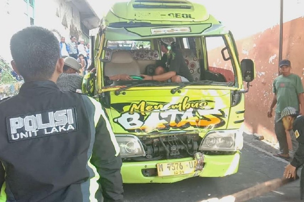 Terekam CCTV, Begini Kronologi Elf Angkut Cabai 1 Ton di Malang Tabrak Lansia hingga Tewas