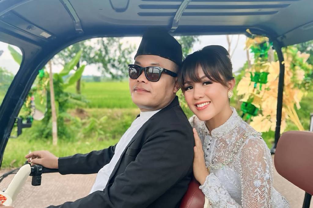 Viral Foto Sule dengan Wanita Berkebaya Putih, Pacar Baru?