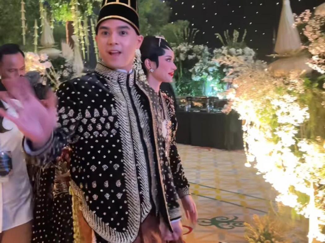 Al Ghazali-Alyssa Daguise Pakai Busana Jawa Serba Hitam di Ngunduh Mantu, Pilihan Ahmad Dhani?