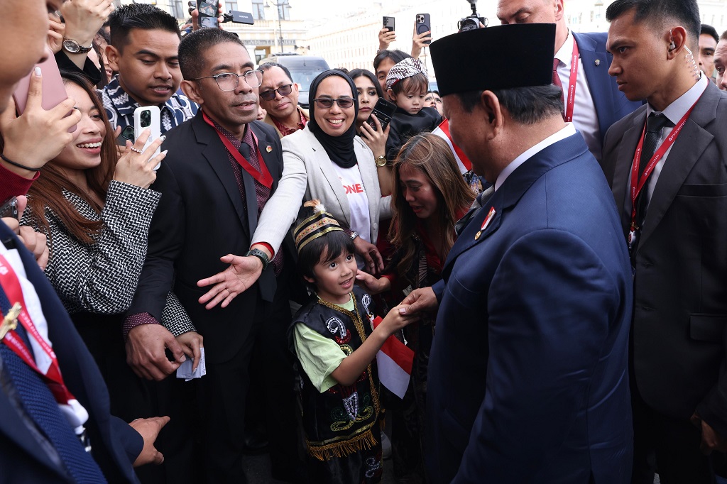 Gemas! Anak Diaspora Minta Mainan Lego ke Prabowo di Rusia