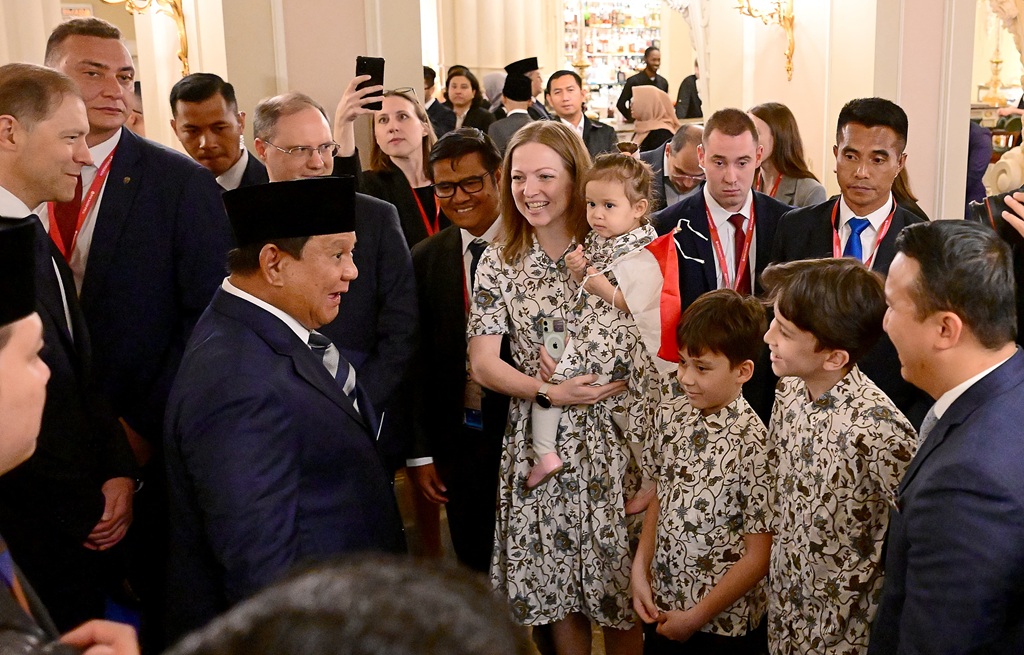 Potret Prabowo Disambut Hangat Diaspora Indonesia saat Tiba di Rusia