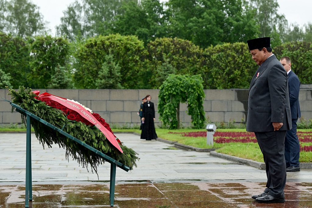 Prabowo Tundukkan Kepala di Piskaryovskoye Memorial, Kenang Korban Perang Dunia II