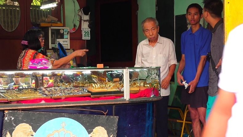 Nekat! Komplotan Perampok Satroni Toko Emas di Lumajang Siang Hari saat Situasi Ramai