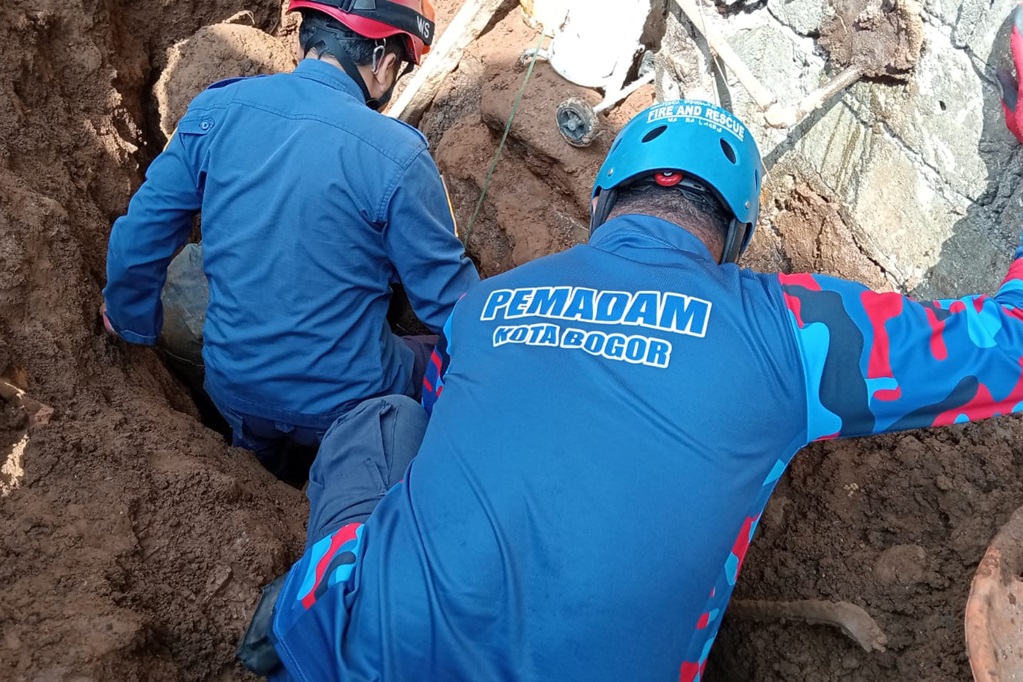 Pria Tewas usai Tertimbun Tanah saat Gali Fondasi Bangunan di Bogor