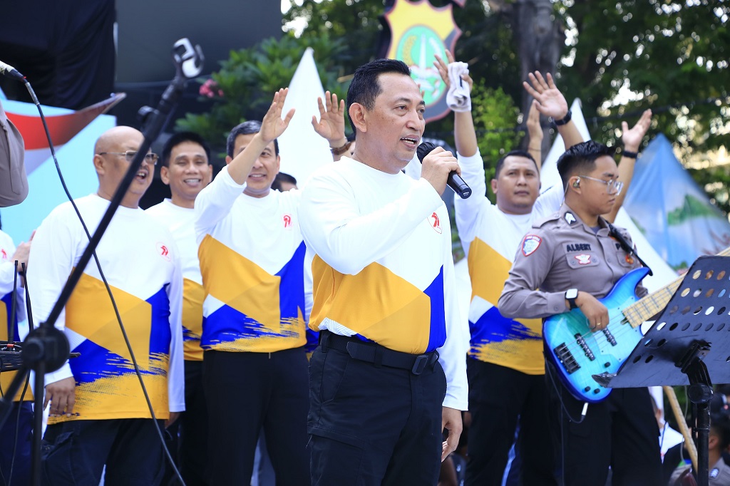 Momen Kapolri Bawakan Lagu God Bless dan Bon Jovi di CFD Jakarta