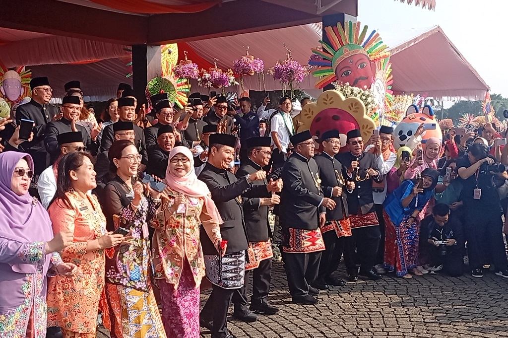 Pramono-Rano Asyik Joget Stecu-stecu di Monas, Rayakan HUT ke-498 Jakarta
