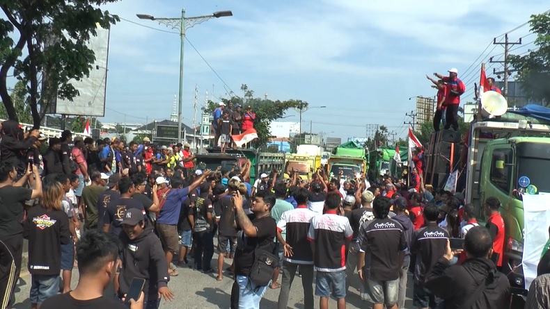 Protes ODOL, Ribuan Sopir Truk di Jateng Blokade Jalur Pantura Semarang