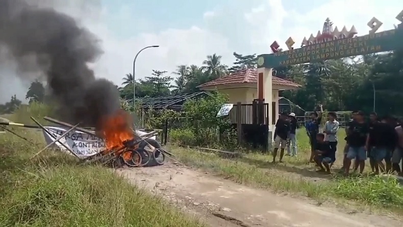 Warga Lampung Selatan Blokir Akses PT Talun Jaya Abadi, Tuntut Keadilan dan CSR