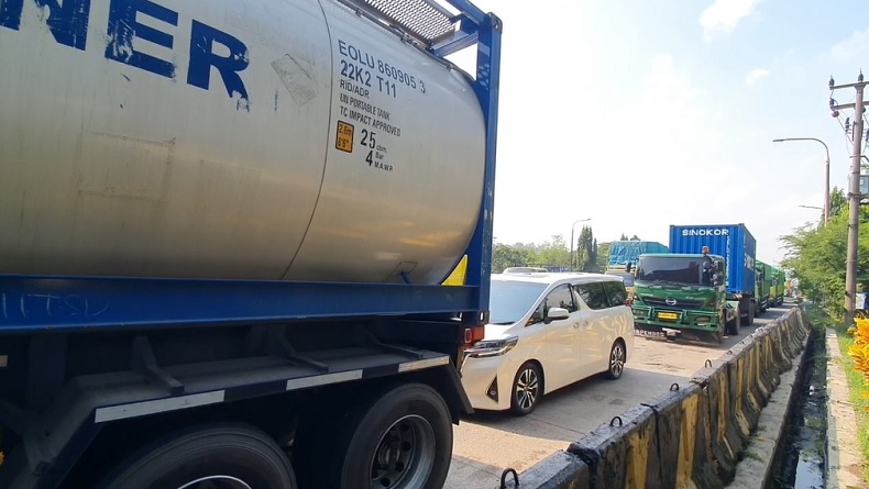 Macet Mengular hingga 1 Kilometer Menuju Pelabuhan Merak, Ternyata Ini Penyebabnya