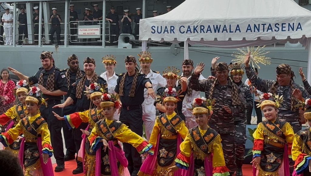 Seru! Awak Kapal HMS Richmond-TNI AL Ikut Tari Kicir-Kicir di Pelabuhan Tanjung Priok