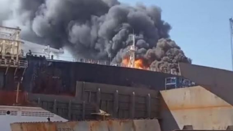 3 Korban Luka Kapal Tanker Terbakar di Batam Dilarikan ke RS Graha Hermin dan RS Aini Batu Aji